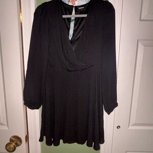 ♥️ Cute flowy black short express dress !! Size small !! Make me an offer !!